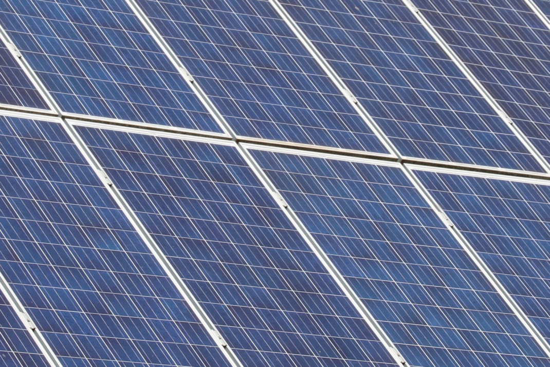 Eine Solaranlage auf dem Dach.