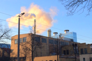 Dampfwolken überm Gaskraftwerk der Stadtwerke Leipzig in der Eutritzscher Straße.