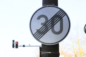 Schild, das Ende von Tempo 30 aufweist.