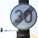 Schild, das Ende von Tempo 30 aufweist.