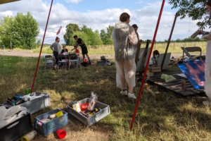 Kinder und Jugendliche auf dem Jugendareal am Störmthaler See in Großpösna.