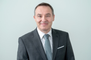 Generalmisikdirektor Ivan Repušić. Foto: Tom Schulze