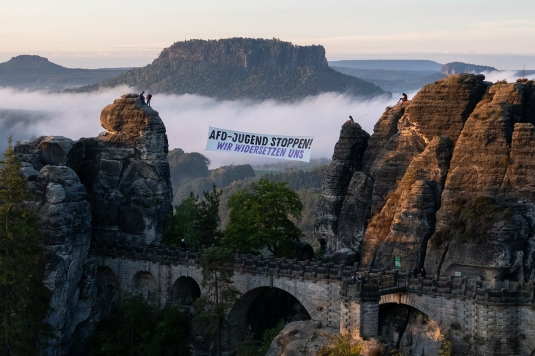 Über der Basteibrücke ist ein Banner gespannt: „AfD-Jugend stoppen! Wir widersetzen uns“