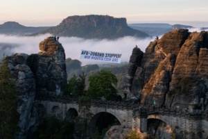 Über der Basteibrücke ist ein Banner gespannt: „AfD-Jugend stoppen! Wir widersetzen uns“