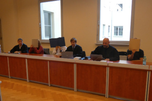 Angeklagte mit Anwälten.