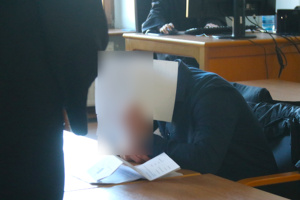 Er muss sich in zweiter Instanz wegen eines Übergriffs verantworten, den er bestreitet: Der Angeklagte Carlos M. (36), der sein Gesicht versteckt, am Dienstag im Leipziger Landgericht. Foto: Lucas Böhme