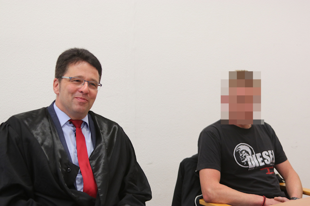 Angeklagter mit seinem Anwalt.