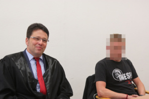 Angeklagter mit seinem Anwalt.