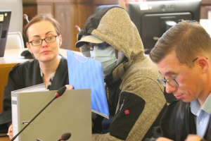 Angeklagter und Verteidiger im Gericht.