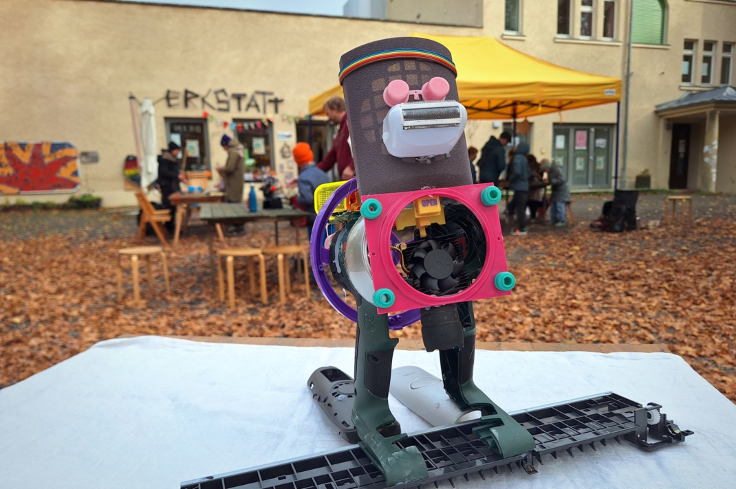 Ein im Dekonstruktionscafé entstandener Roboter. Foto: Kulturwerkstatt KAOS
