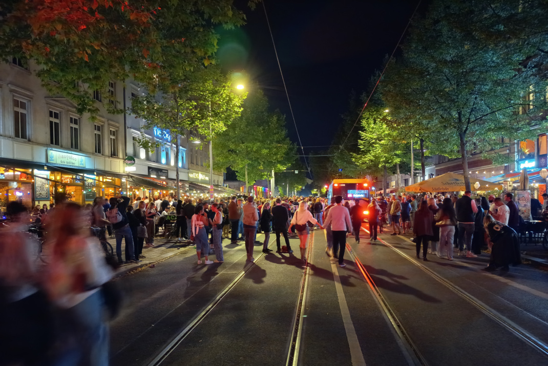 Feiernde Menschenmenge auf der Straße.
