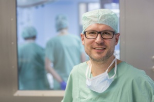 Prof. Martin Lacher, Leiter der Kinderchirurgie am Uniklinikum Leipzig, möchte Kinder besser vor Hundebissen schützen. Bild: UKL/Stefan Straube