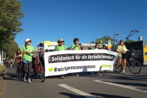 Klimaprotestzug mit Transparent.