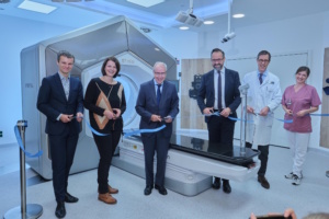 Feierliche Inbetriebnahme des neuen Linearbeschleunigers durch Staatsminister Sebastian Gemkow (3. v. r.), gemeinsam mit Dr. Robert Jacob (Kaufmännischer Vorstand UKL), Franziska Bell (Kaufmännische Departmentleiterin UKL), Prof. Dr. Christoph Josten (Medizinischer Vorstand UKL), Prof. Dr. Dr. Nils Nicolay (Direktor Klinik und Poliklinik für Strahlentherapie UKL), sowie Jacqueline Sonnabend (Leitende Medizinische Technologin für Radiologie - v. l. n. r.). Foto: UKL / Rico Thumser