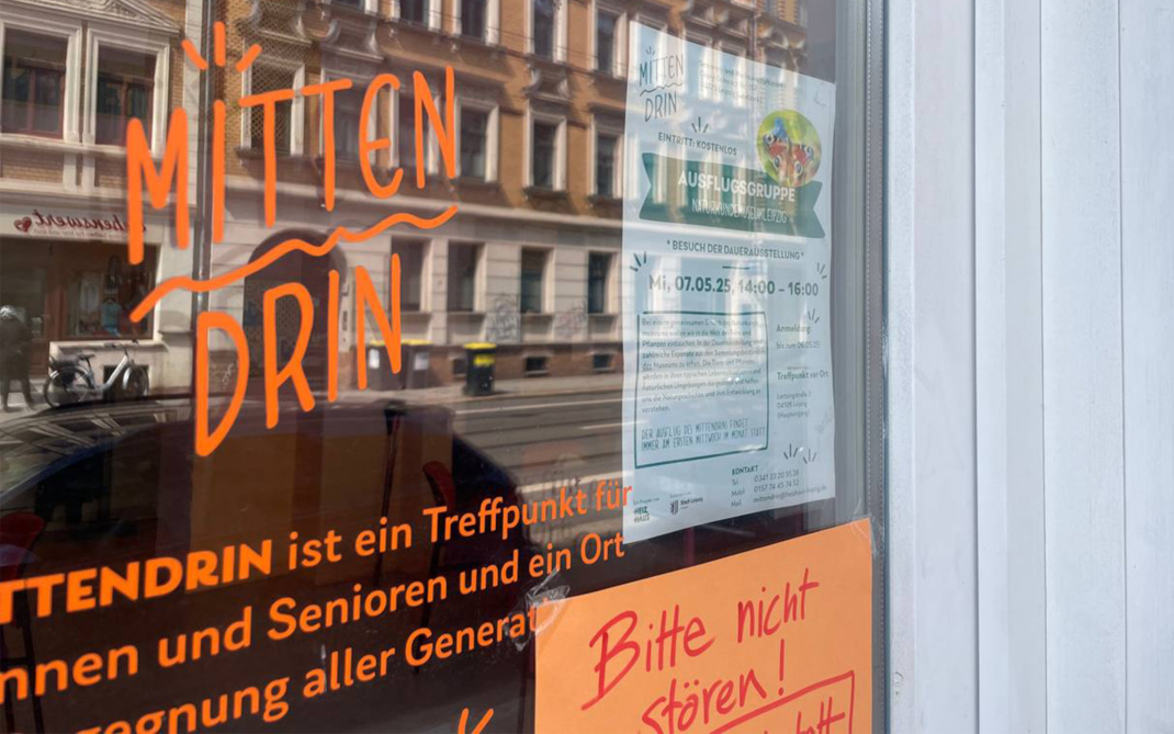 Beschriftete Fensterwand.