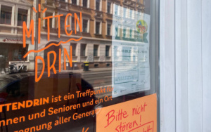 Beschriftete Fensterwand.