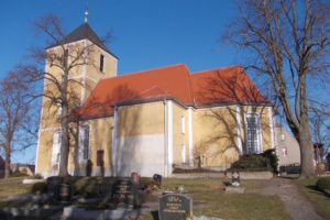 Kirche auf Hügel, blauer Himmel.