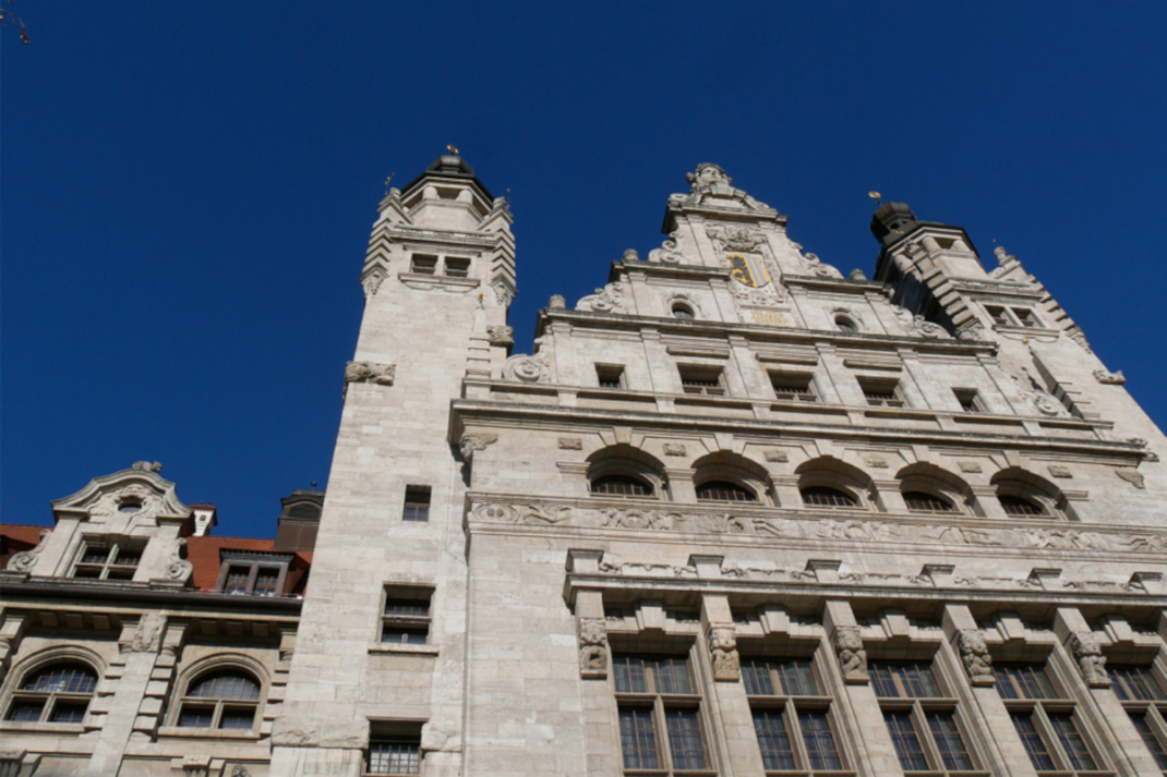 Fassade des Neuen Rathauses, blauer Himmel.