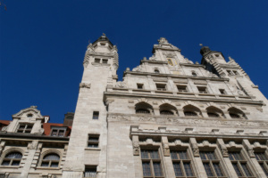 Fassade des Neuen Rathauses, blauer Himmel.