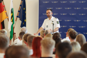 Rektor Stefan Dörner spricht zu den Auszubildenden © Hochschule der Sächsischen Polizei (FH)