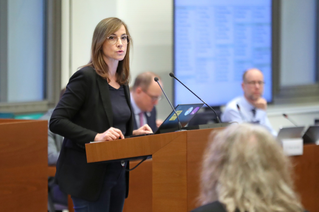 Vicki Felthaus am Rednerpult.