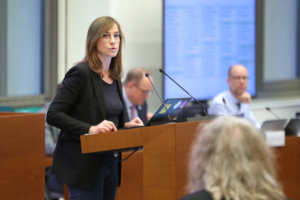 Vicki Felthaus am Rednerpult.