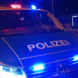 Streifenwagen mit Blaulicht in der Dunkelheit.