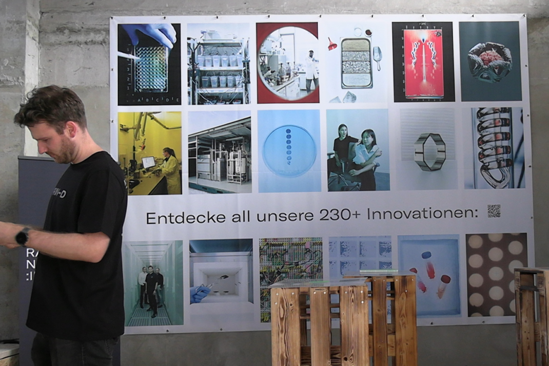 Person, rechts davon ein Aushang.