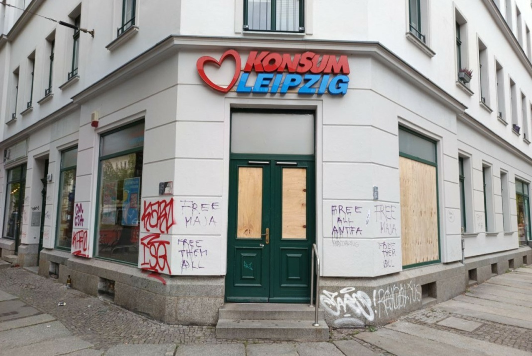 Der beschädigte Konsum am Morgen danach. Foto: Lucas Böhme