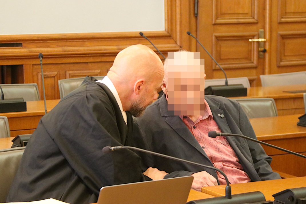 Verdächtiger mit Rechtsanwalt im Gerichtssaal.