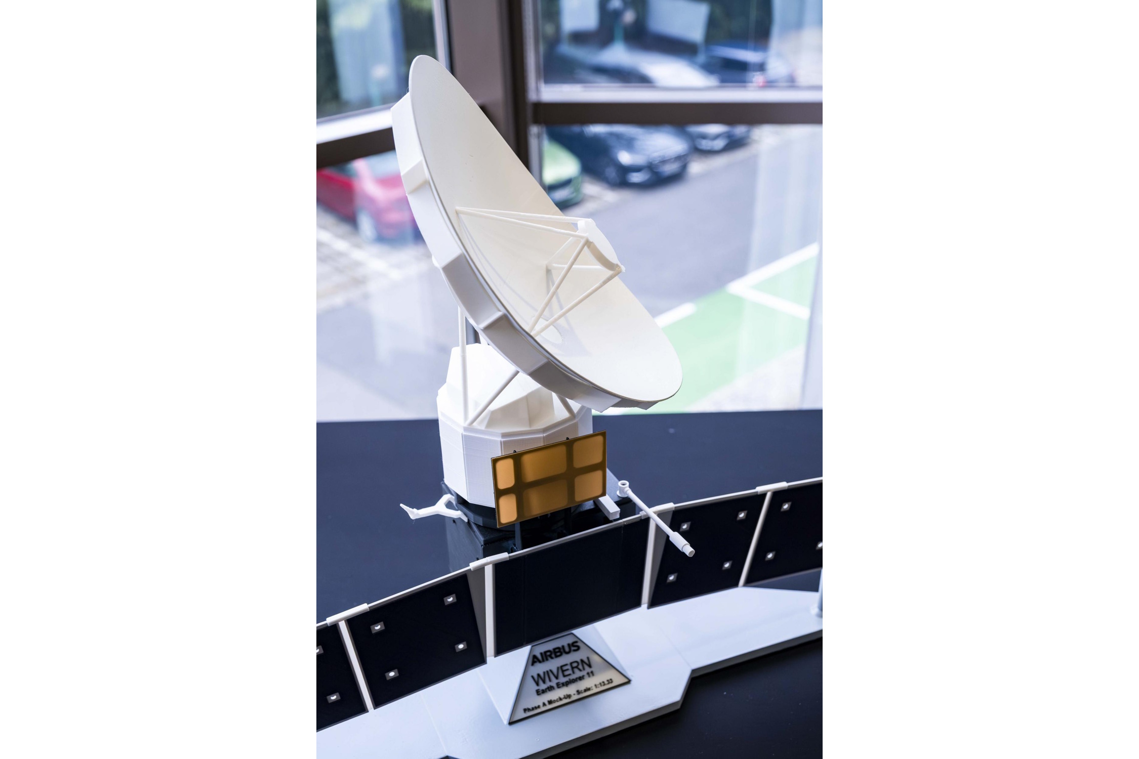 Das Modell zeigt, wie der WIVERN-Satellit aussehen könnte. Foto: ESA/Tom Cesalek Photography
