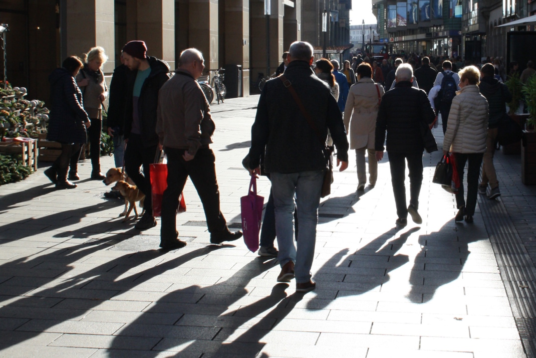 Menschen in Fußgängerzone.