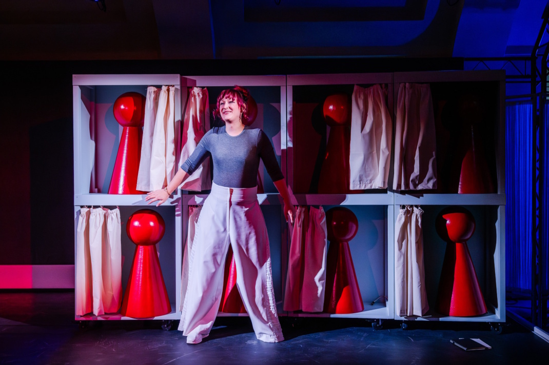 Ein wenig Farbe: AMY als Helena. Foto: Kirsten Nijhof