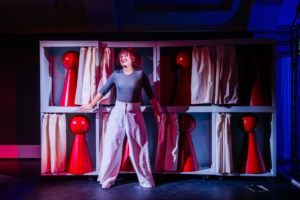 Ein wenig Farbe: AMY als Helena. Foto: Kirsten Nijhof