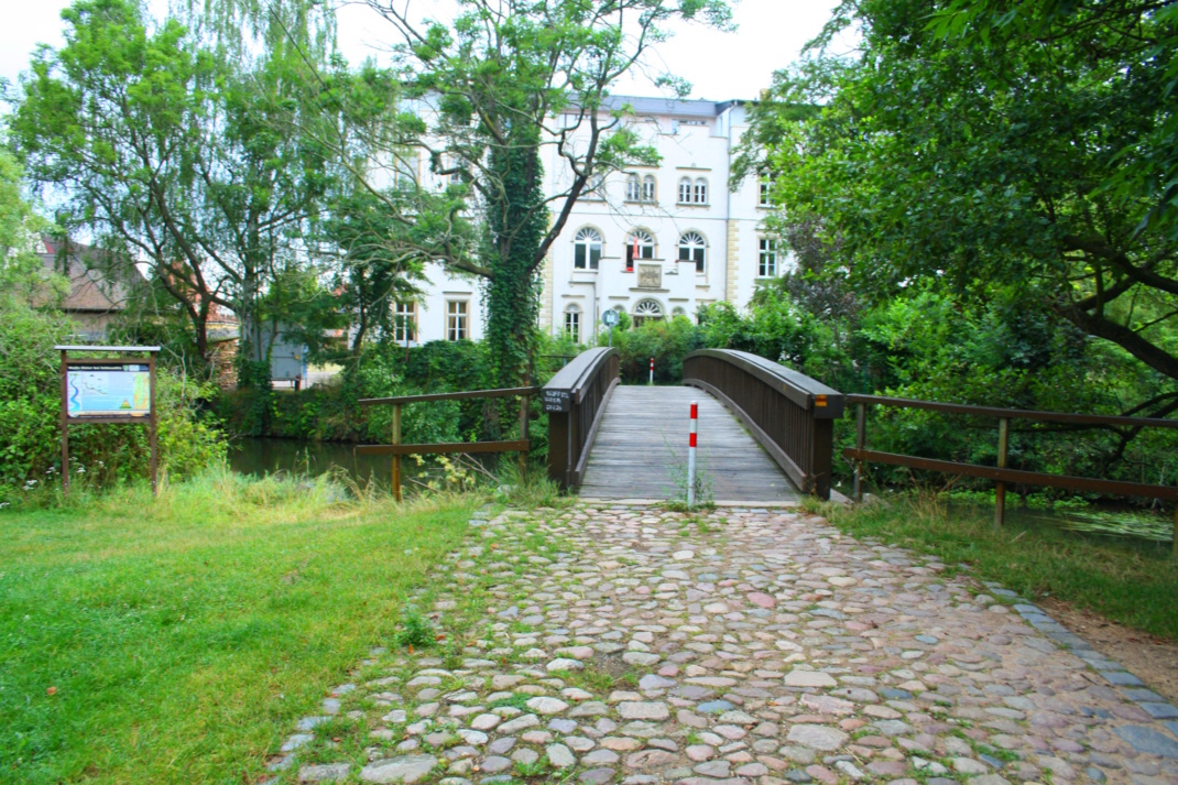 Die Holzbrücke über die Weiße Elster am Schlosspark Lützschena. Foto: Ralf Julke