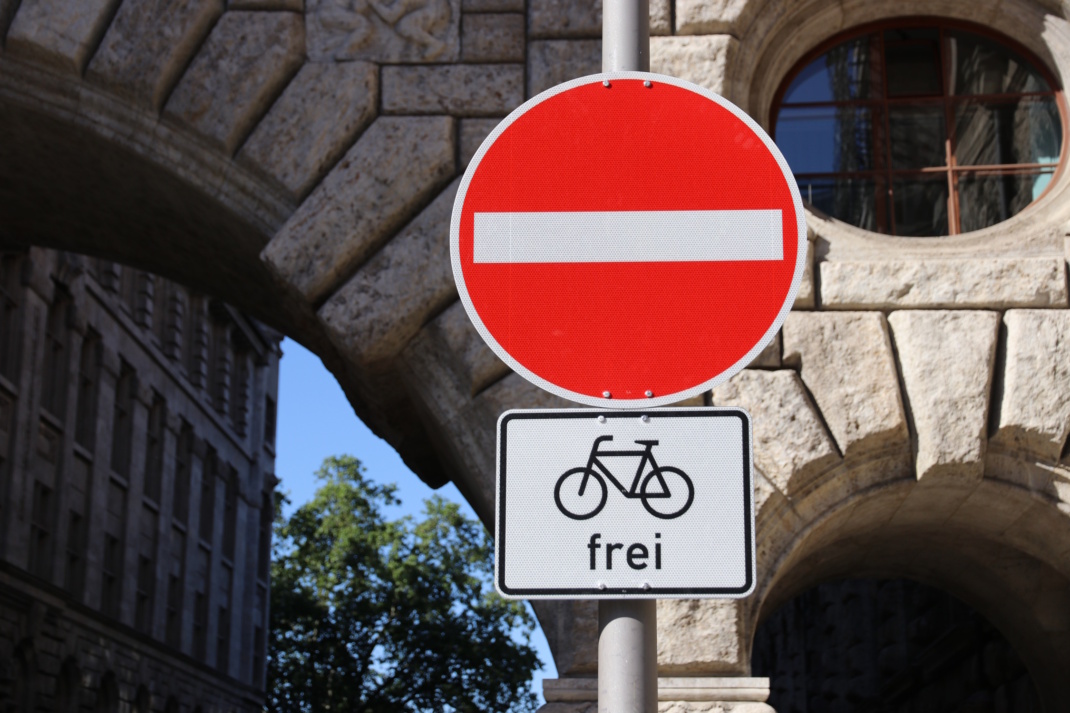 Beschilderung am Burgplatz. Foto: Sabine Eicker