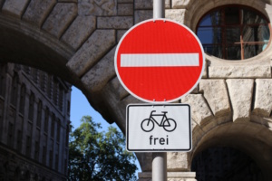 Beschilderung am Burgplatz. Foto: Sabine Eicker