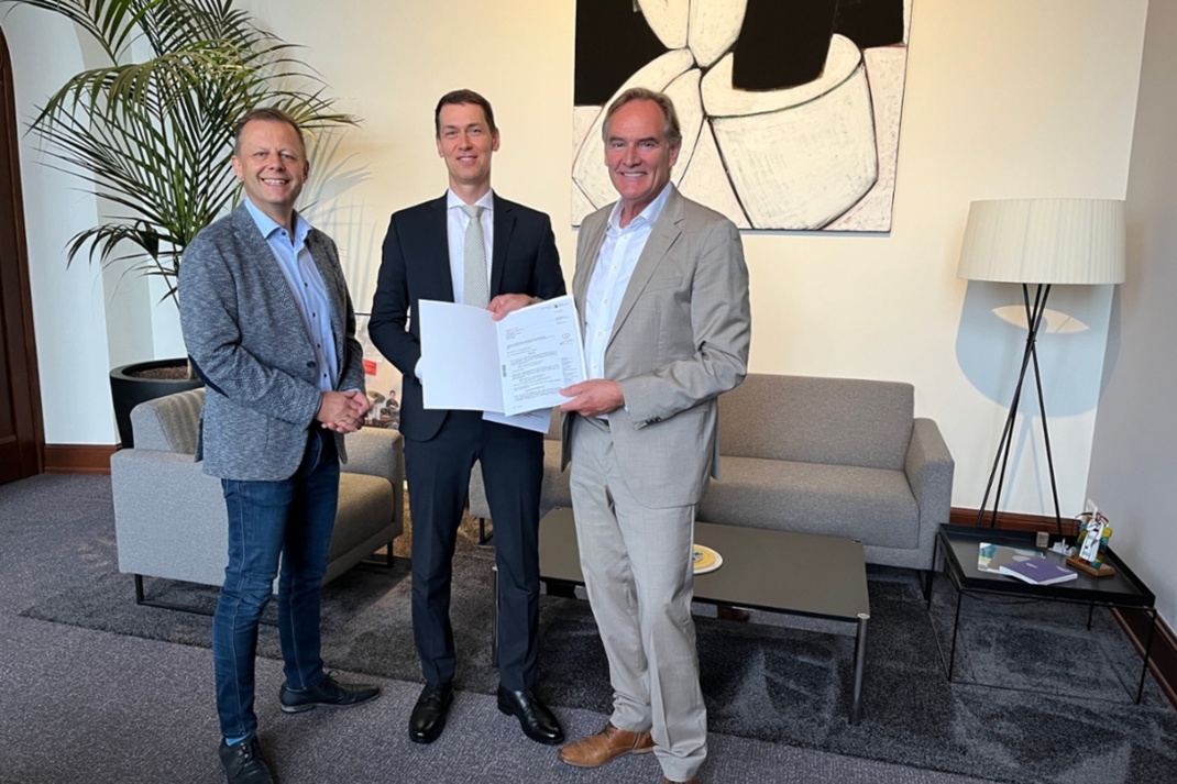 Haushaltsgenehmigung für Leipzig: Torsten Bonew, Erster Bürgermeister und Beigeordneter für Finanzen der Stadt Leipzig, Béla Bélafi, Präsident der Landesdirektion Sachsen, Burkhard Jung, Oberbürgermeister der Stadt Leipzig. Foto: Stadt Leipzig