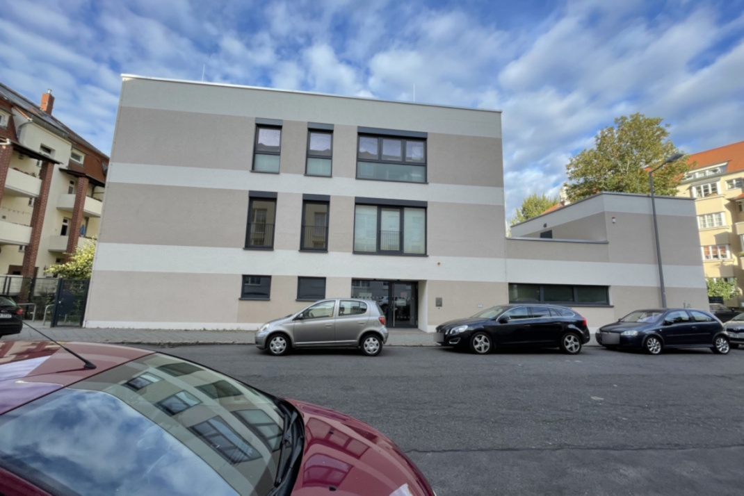 Außenaufnahme der Kita, parkende PKW.