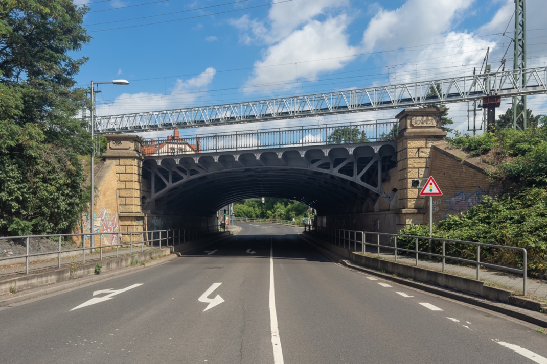 Blick auf die Eisenbahnbrücke über die Linkelstraße in Richtung Pater-Gordian-Straße (Juli 2025) Foto: DB InfraGO AG/Jörn Daberkow