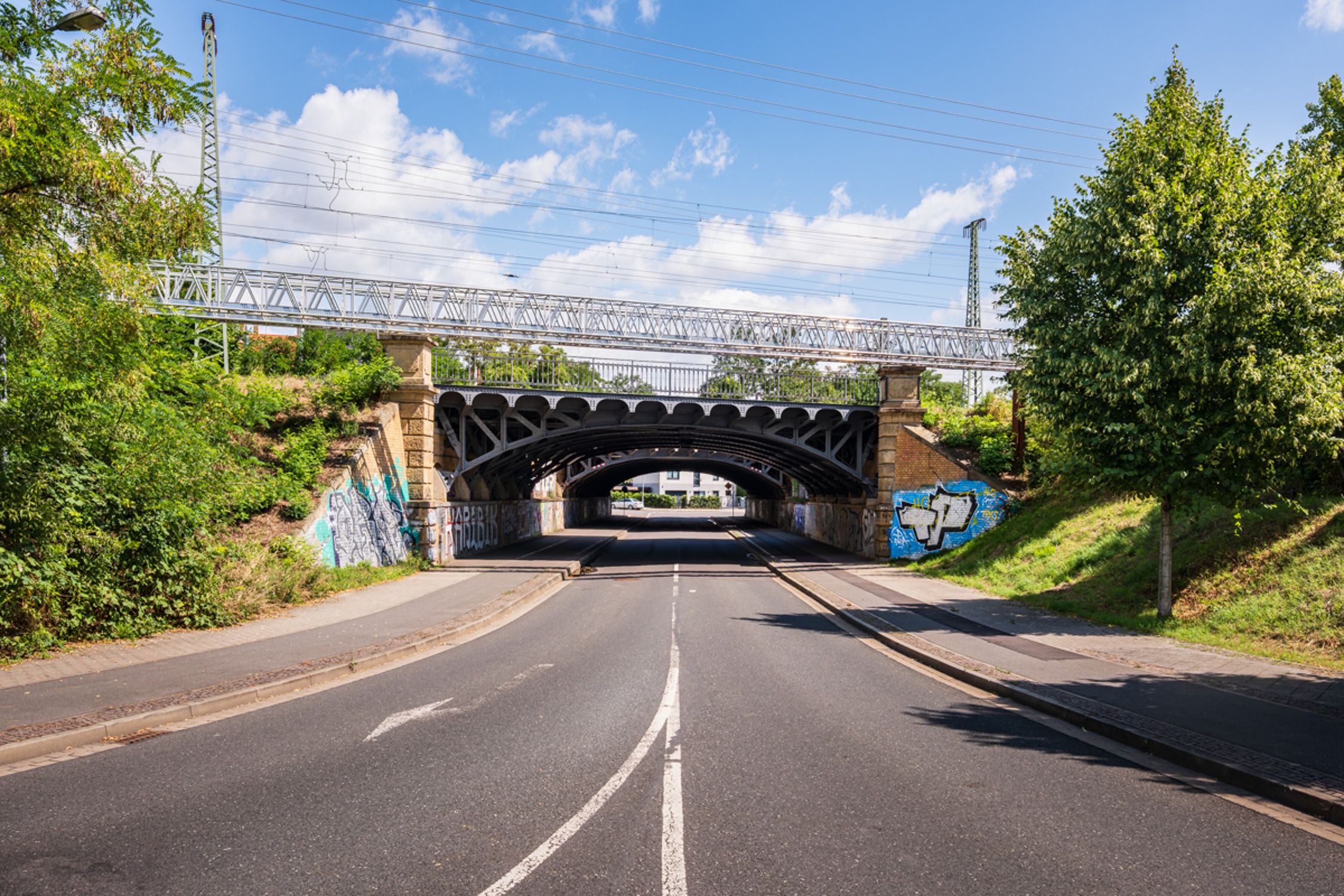 Blick auf die Eisenbahnbrücke über die Pittlerstraße in Richtung Pater-Gordian-Straße (Juli 2025) Foto: DB InfraGO AG/Jörn Daberkow