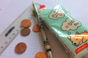 Verschiedene Gegenstände liegen auf heller Fläche.