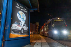Attac-Plakatkampagne zur IAA in München: Er säuft und säuft und säuft. Foto: Attac, Falk Heller