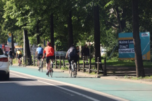 Radfahrstreifen auf dem Dittrichring mit CDU-Stau-Wahlwerbung.