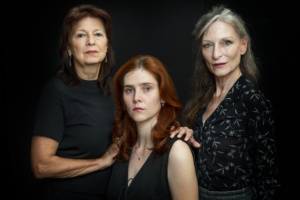 Spielen in „Staubfrau“: Irene Kugler, Paulina Bittner, Katja Gaudard. Foto: Rolf Arnold