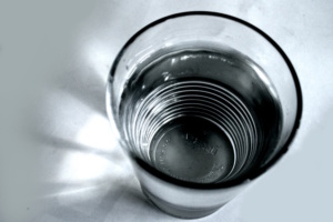 Glas Wasser in Nahaufnahme von oben.