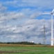 Windkraftanlage auf freiem Feld, Wolken,