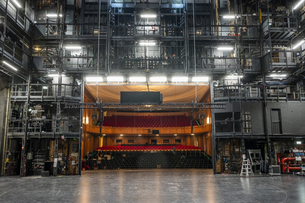 Blick von der Großen Bühne in den Zuschauersaal des Schauspiels Leipzig. Foto: Rolf Arnold