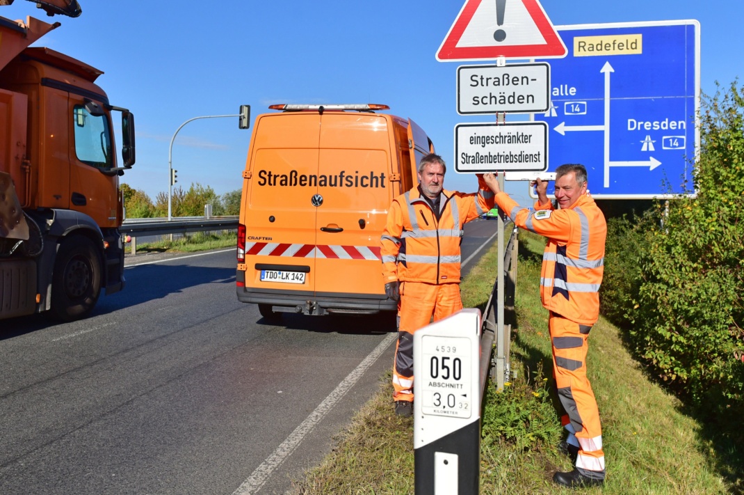 Warnschild-Aktion an der Staatsstraße S 1 bei Radefeld: Nordsachsens Landrat Kai Emanuel (r.) mit Bernd Scheffler von der Straßenmeisterei Delitzsch. Foto: LRA/Bley