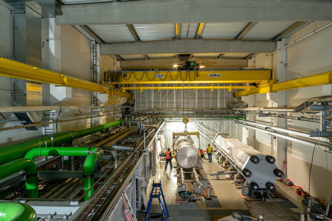 Anlieferung der Elektrolyse-Stacks im Energiepark Bad Lauchstädt. Foto: Tom Schulze